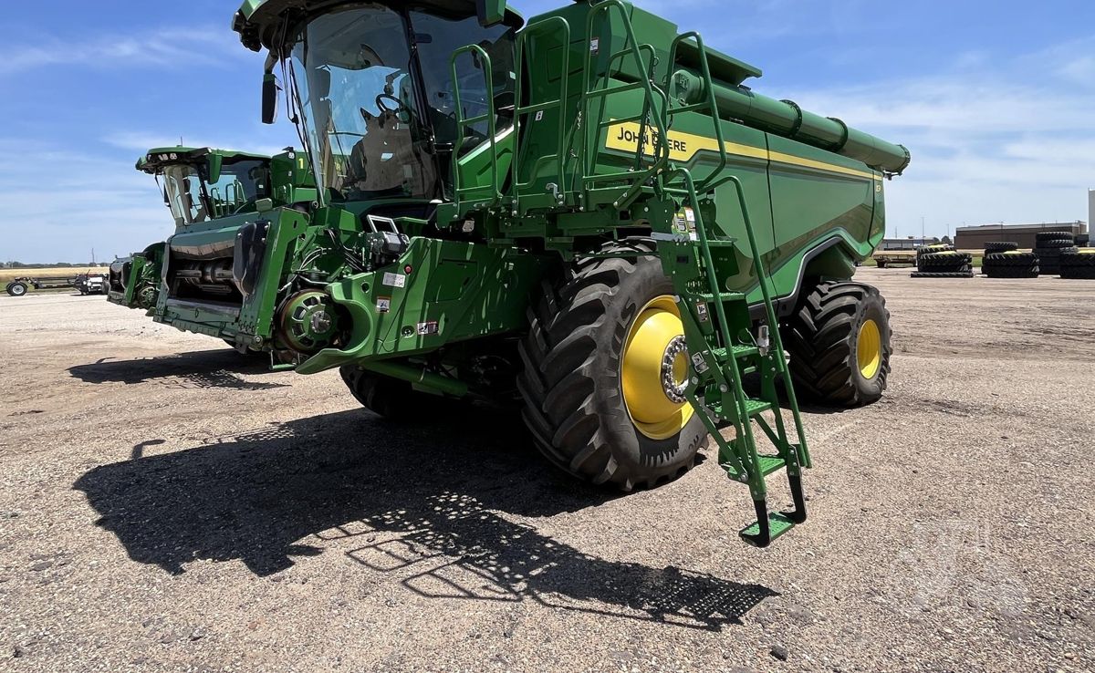 Used John Deere X9 1100 2024 combine from the USA — photo 1