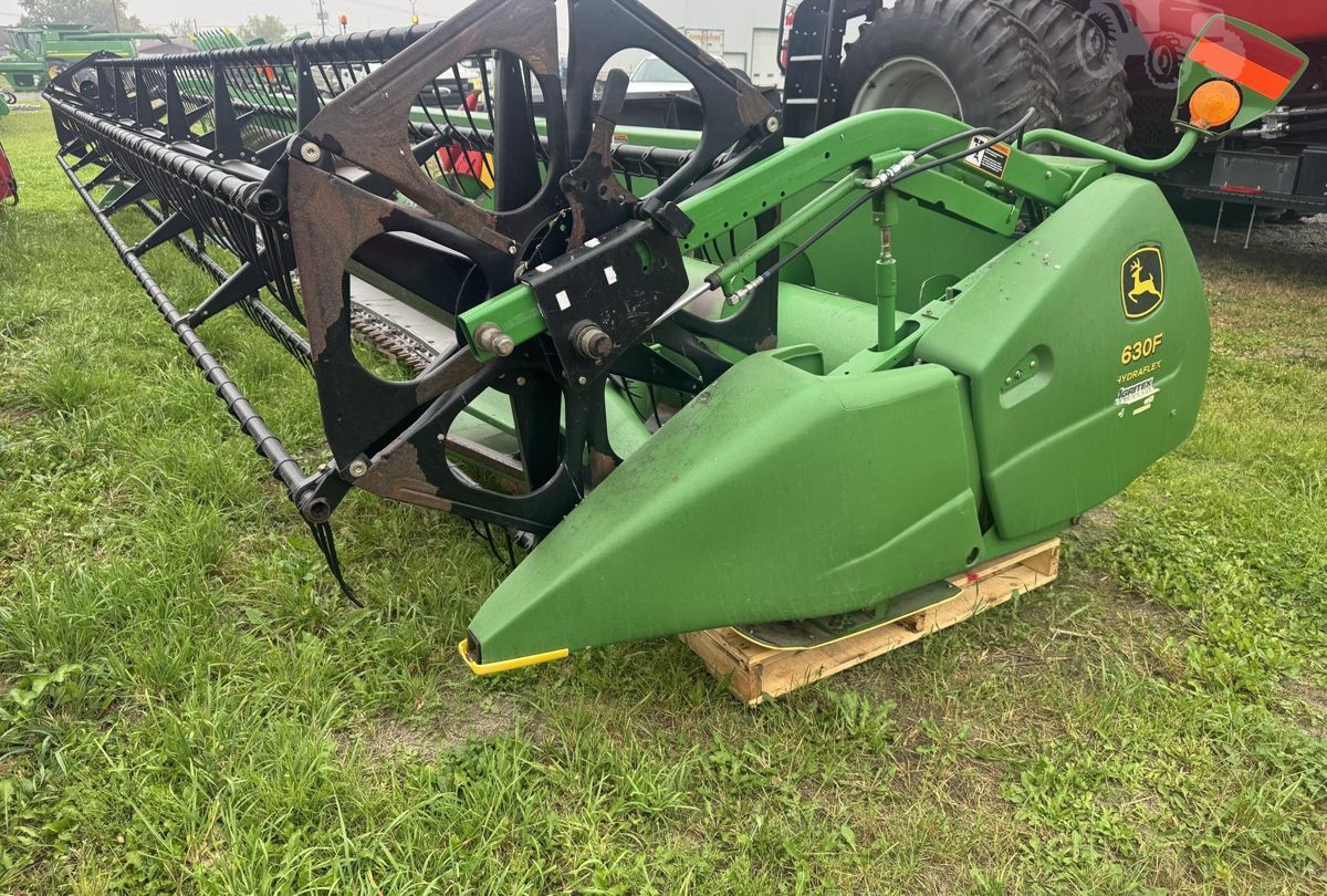 John Deere 630F 2005